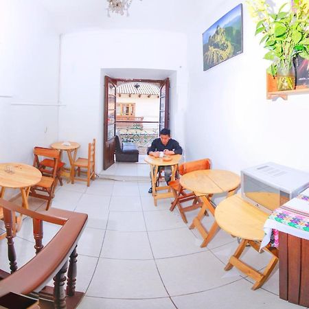 The Grassshopper Plaza De Armas Hostel กุสโก ภายนอก รูปภาพ